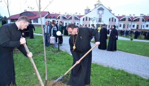 Львів: ієрархи УГКЦ висадили яблуневий сквер на честь Героїв Небесної Сотні.(ФОТО,ВІДЕО) Львів: ієрархи УГКЦ висадили яблуневий сквер на честь Героїв Небесної Сотні.(ФОТО,ВІДЕО)